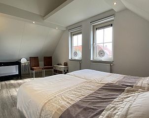 VZ901 Vakantiehuis in Zoutelande, Walcheren. Kinderbed en kinderstoel in een functionele ruimte.