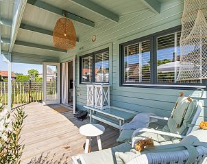 Toegangspoort van vakantiehuis ZE1468 in Meliskerke, Walcheren, met houten omheining.