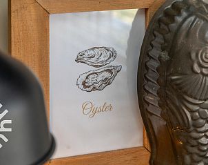 Lichte woonkamer van vakantiehuis ZE1468 in Meliskerke, Walcheren, met comfortabele stoelen.