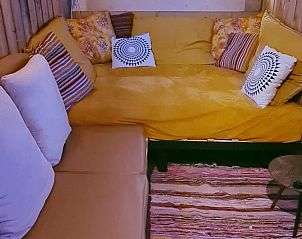 Buitenruimte met stoelen en tafel bij Vakantiehuis in Middelburg, Walcheren, Zeeland voor een gezellige avond.