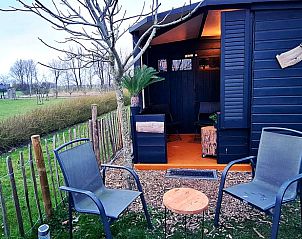 Slaapkamer in Vakantiehuis in Middelburg, Walcheren, Zeeland met knusse bedden en warme verlichting.
