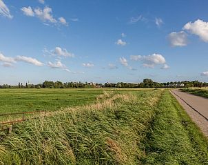 Buitenruimte met zitgelegenheid bij Vakantiehuis in Middelburg, Walcheren, Zeeland omgeven door natuur.