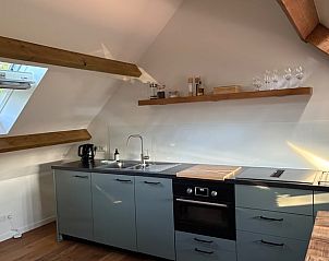 Moderne keuken met dakraam in Huisje in Middelburg, vakantieaccommodatie in Zeeland, Walcheren.