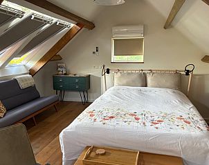 Gezellige slaapkamer met bank in Huisje in Middelburg, vakantiehuis in Zeeland, Walcheren.