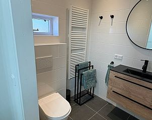 Moderne badkamer in Huisje in Middelburg, vakantieaccommodatie in Walcheren, Zeeland met strakke afwerking.