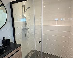 Stijlvolle douche in Huisje in Middelburg, vakantiehuis in Zeeland, Walcheren met glazen wand.