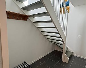 Trap met moderne uitstraling in Huisje in Middelburg, vakantieaccommodatie in Walcheren, Zeeland.