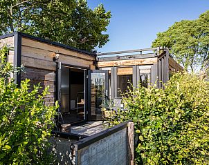 Buitenzijde van Vakantiehuisje in Middelburg omringd door groen, Walcheren, Zeeland.