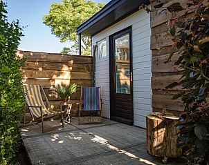 Zonnig terras met ligstoelen bij Vakantiehuisje in Middelburg, Walcheren, Zeeland.