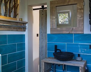 Moderne badkamer met blauwe tegels in Vakantiehuisje in Middelburg, Walcheren, Zeeland.