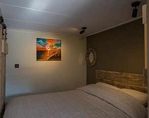 Knusse slaapkamer met kunst in Vakantiehuisje in Middelburg, Walcheren, Zeeland.