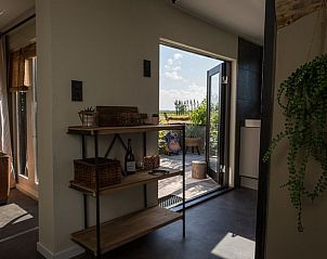 Interieur met toegang tot terras in Vakantiehuisje in Middelburg, Walcheren, Zeeland.