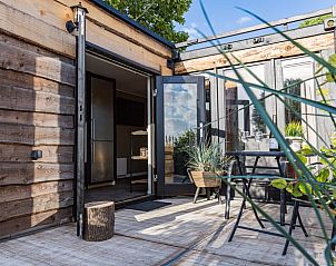 Buitenruimte met zitje bij Vakantiehuisje in Middelburg, Walcheren, Zeeland.