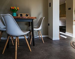 Eethoek met bloemen in Vakantiehuisje in Middelburg, Walcheren, Zeeland.