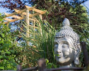 Boeddhabeeld in tuin van Vakantiehuisje in Middelburg, Walcheren, Zeeland.