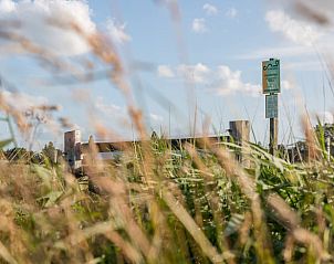 Natuurlijke omgeving met bord bij Vakantiehuisje in Middelburg, Walcheren, Zeeland.