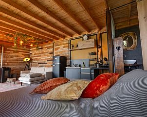 Slaapkamer in Vakantiehuis in Middelburg, Walcheren, Zeeland met uitzicht op de moderne keuken en sfeervol interieur.