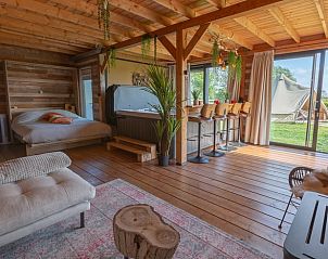 Open woonkamer in Vakantiehuis in Middelburg, Walcheren, Zeeland met veel lichtinval en uitzicht op de tuin.