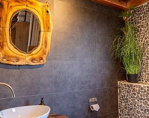 Elegante badkamer in Vakantiehuis in Middelburg, Walcheren, Zeeland met mozaek tegels en houten spiegel.