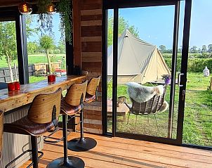 Uitzicht op tuin vanuit Vakantiehuis in Middelburg, Walcheren, Zeeland met gezellige buitenruimte.