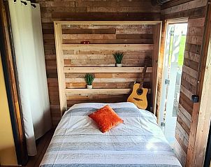 Gezellige slaapkamer met gitaar in Vakantiehuis in Middelburg, Walcheren, Zeeland voor een muzikale sfeer.