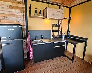 Moderne kitchenette in Vakantiehuis in Middelburg, Walcheren, Zeeland met strakke design en praktische indeling.