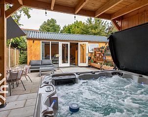 Ontspannen in de jacuzzi bij vakantiehuis ZE1540 in Middelburg, Walcheren, Zeeland.