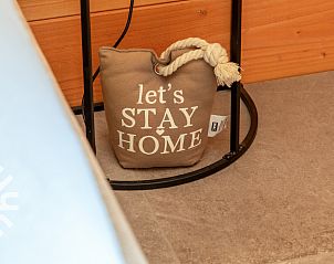 Binnenruimte met uitzicht op de tuin van vakantiehuis ZE1540 in Middelburg, Walcheren, Zeeland.