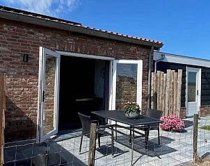 Geniet van de zonnige patio bij Huisje in Middelburg, een charmant vakantiehuis in het rustige Walcheren, Zeeland.