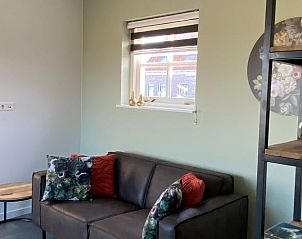 Gezellige zithoek in het Huisje in Middelburg, vakantiehuis op Walcheren, Zeeland. Comfortabele binnenruimte met uitzicht op de stad.