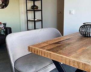 Gezellige eetruimte in Huisje in Middelburg, vakantiehuis in Middelburg, Walcheren, Zeeland met houten tafel en comfortabele zitplek.