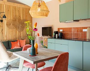 Stijlvolle binnenruimte van Vakantiehuis in Biggekerke, Walcheren, met moderne keuken en gezellige zithoek in Zeeland.