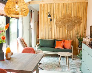 Stijlvol interieur van Vakantiehuis in Biggekerke, Walcheren, met houten accenten en kleurrijke decoratie voor een gezellige sfeer.