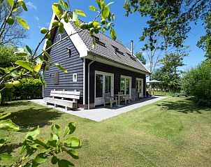 Veranda van Huisje in Biggekerke met uitzicht op tuin in Walcheren, Zeeland.