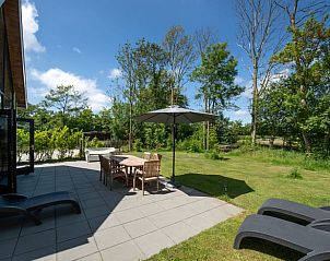 Zonnig terras bij Huisje in Biggekerke, vakantieaccommodatie in Walcheren, Zeeland.