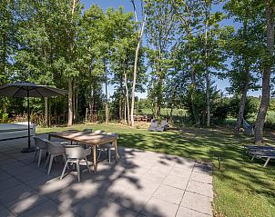 Terras met schaduwrijke plekken bij Huisje in Biggekerke, vakantiehuis in Walcheren, Zeeland.
