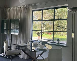 Eethoek met glazen tafel bij Vakantiehuisje in Biggekerke, Walcheren, Zeeland.