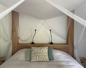 Comfortabele slaapkamer met hemelbed in Vakantiehuisje in Biggekerke, Walcheren, Zeeland.