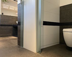 Moderne badkamer met toilet in Vakantiehuisje in Biggekerke, Walcheren, Zeeland.