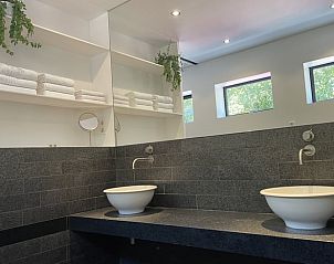 Dubbele wastafels in stijlvolle badkamer van Vakantiehuisje in Biggekerke, Walcheren, Zeeland.