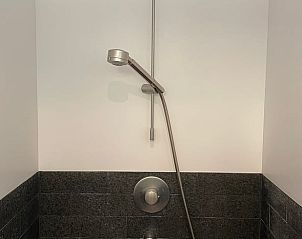 Inloopdouche met moderne afwerking in Vakantiehuisje in Biggekerke, Walcheren, Zeeland.