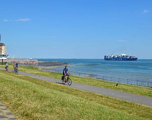 Fietspad met uitzicht op de zee bij Vakantiehuisje in Biggekerke, Walcheren, Zeeland.
