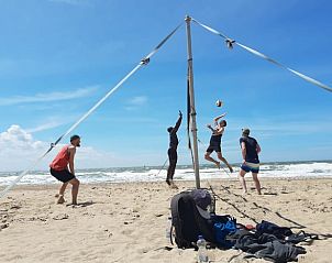 Strandvolleybal op het strand nabij Vakantiehuisje in Biggekerke, Walcheren, Zeeland.