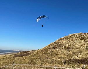 Paragliding boven de duinen bij Vakantiehuisje in Biggekerke, Walcheren, Zeeland.