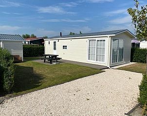 VZ1083 Chalet Valkenisse in Biggekerke, Zeeland met ruim terras en groene omgeving.