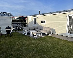 Gezellige zithoek bij VZ1083 Chalet Valkenisse in Biggekerke, Walcheren met barbecue.