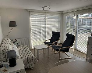 Moderne woonkamer van VZ1083 Chalet Valkenisse in Biggekerke met veel daglicht.