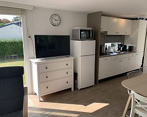 Open keuken in VZ1083 Chalet Valkenisse, Biggekerke met moderne apparatuur.