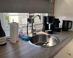 Praktische keuken in VZ1083 Chalet Valkenisse, Biggekerke met veel daglicht.