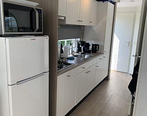 Gezellige keukenhoek in VZ1083 Chalet Valkenisse, Biggekerke, Walcheren.